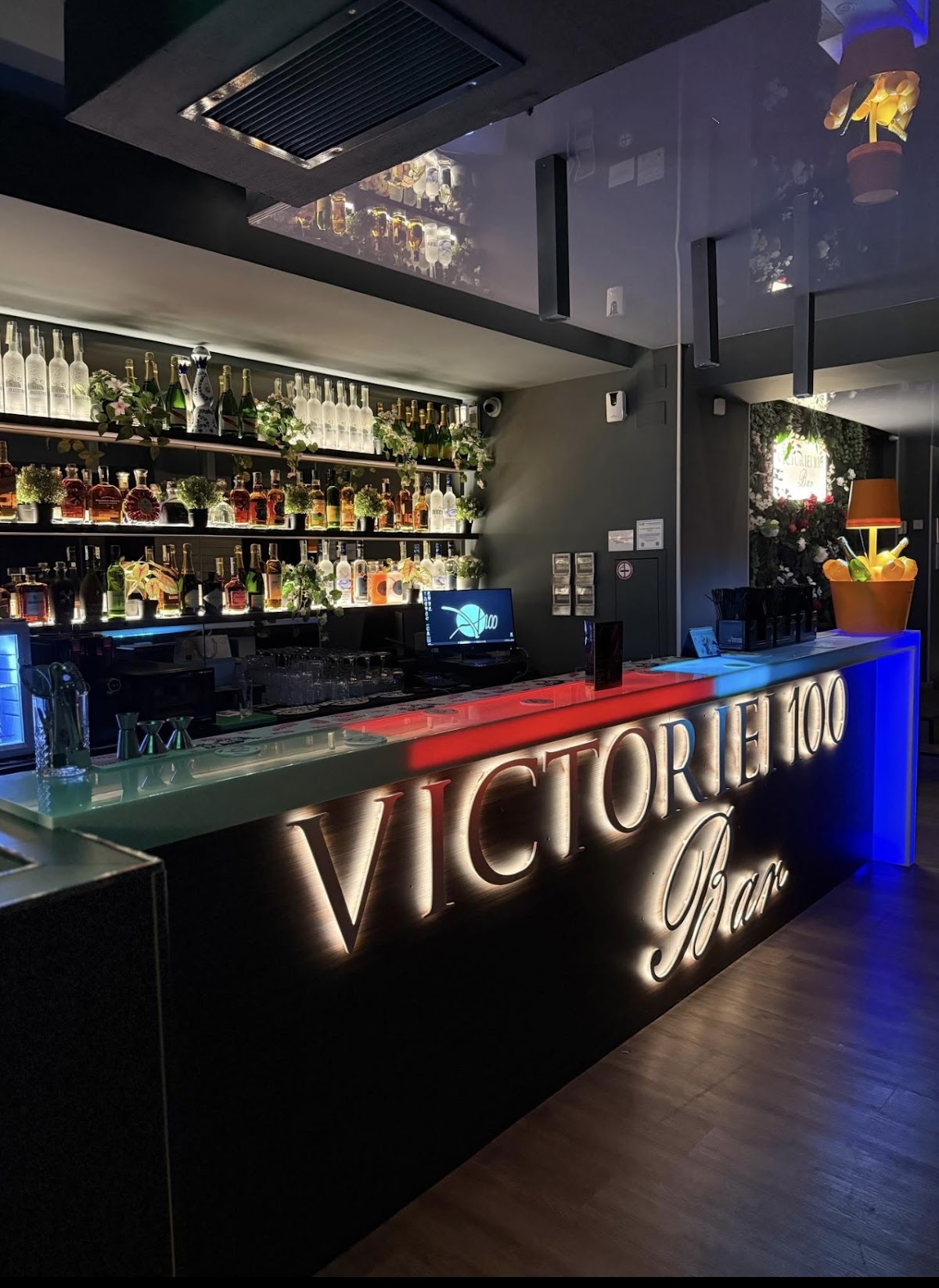 Victoriei 100 Bar